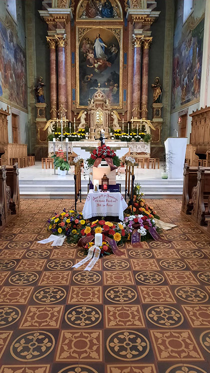 Aufbahrung in der Kirche